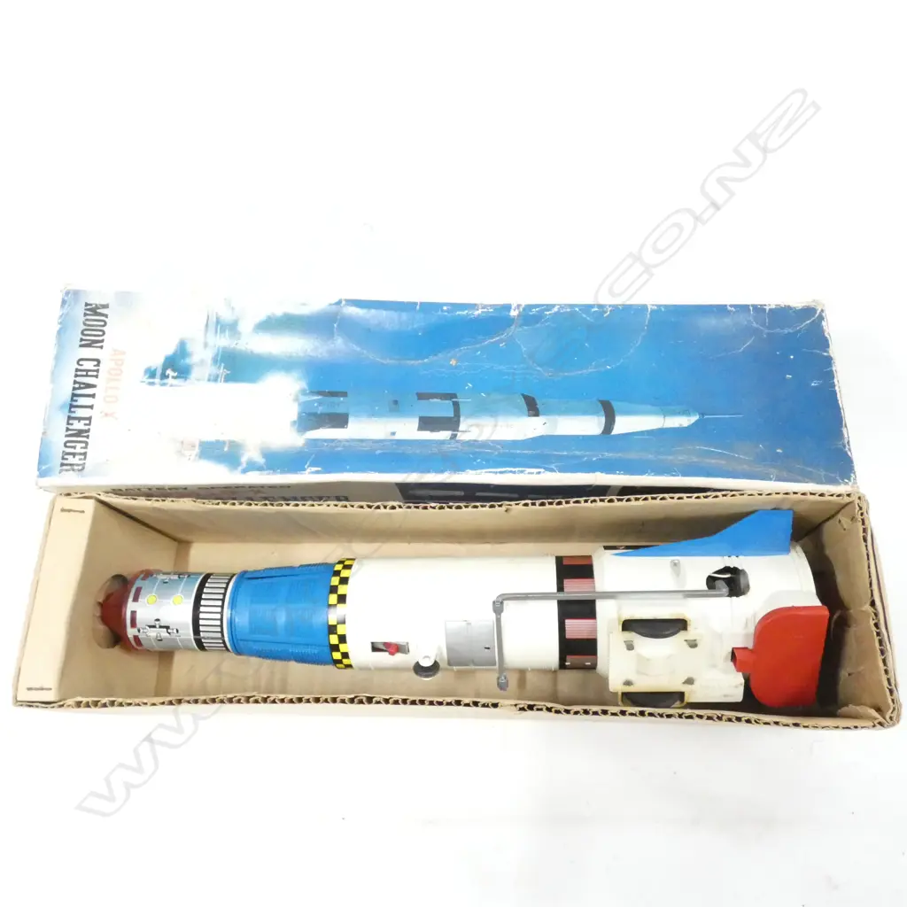 APOLLO-X MOON CHALLENGER ROCKERT IN OROGINAL BOX. BATTER OPERATED. L. 400MM Image 1++